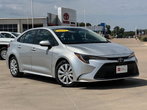 Used 2025 Toyota Corolla LE FWD image 1