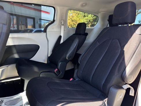 Used 2020 Chrysler Pacifica Touring image 22