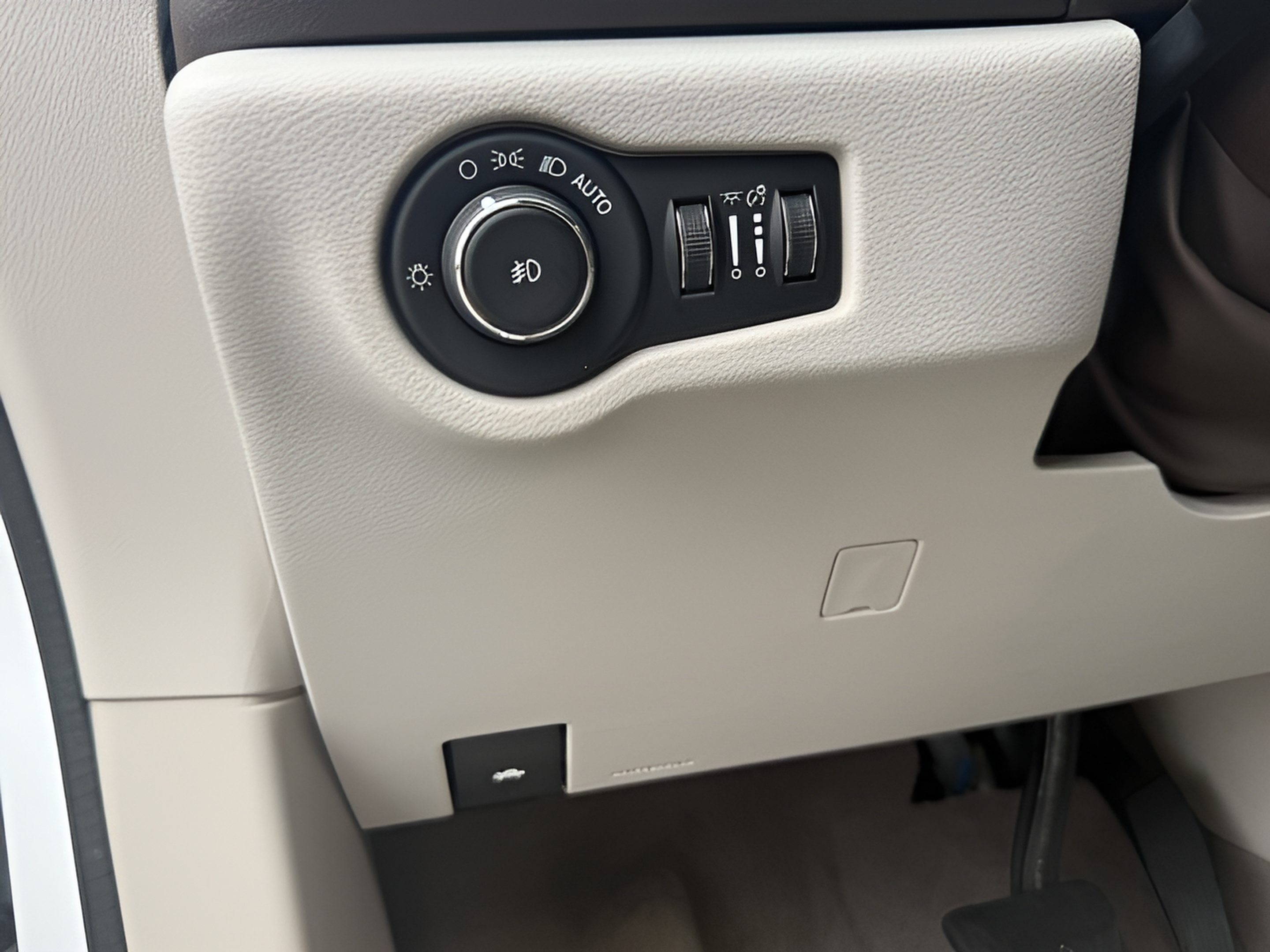 Used 2018 Chrysler Pacifica Touring Plus w/ Tire & Wheel Group FWD image 19