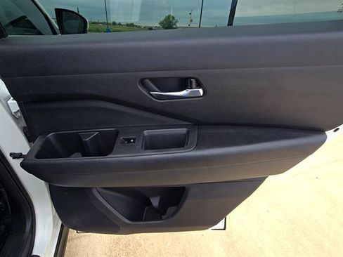 Used 2022 Nissan Pathfinder SV FWD image 16