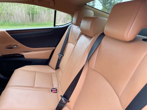 Used 2024 Lexus ES 300h w/ Premium Package FWD image 9