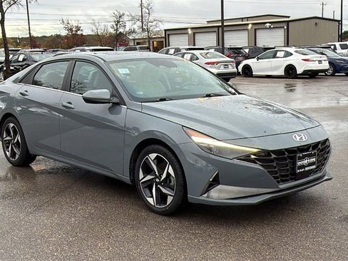 Used 2023 Hyundai Elantra Limited image 9