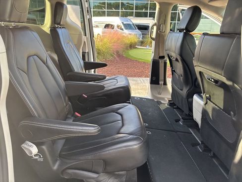 Used 2024 Chrysler Pacifica Touring-L FWD image 26