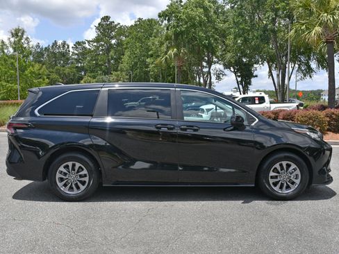 Used 2023 Toyota Sienna LE image 5