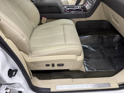 Used 2017 Lincoln Navigator L Reserve image 19