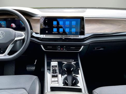 Used 2024 Volkswagen Atlas SE image 12