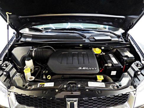Used 2016 Dodge Grand Caravan SE FWD image 4