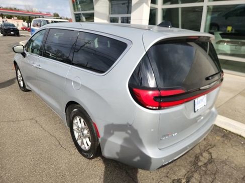 Used 2024 Chrysler Pacifica Touring-L image 8