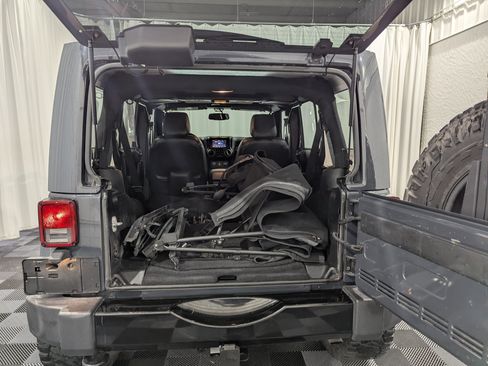 Used 2018 Jeep Wrangler Unlimited Sahara AWD/4WD image 10
