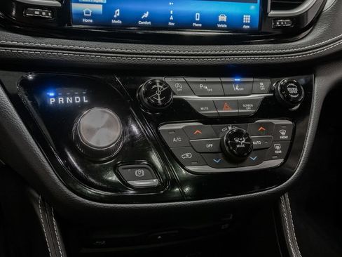 New 2026 Chrysler Pacifica Limited w/ Uconnect Theater Family Group FWD image 17