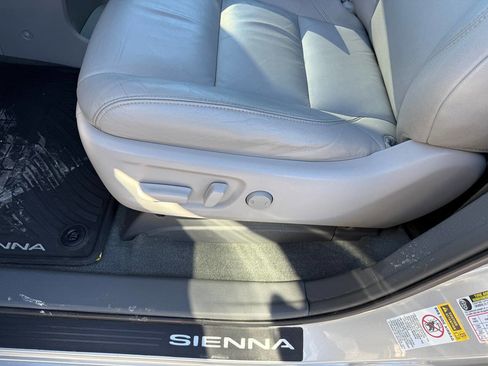 Used 2015 Toyota Sienna XLE Premium image 11