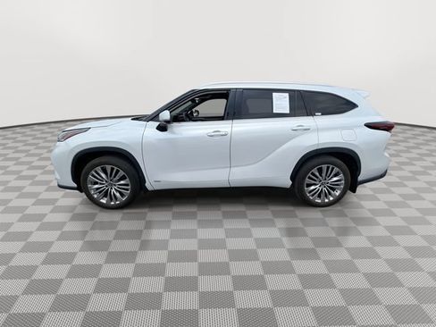 Used 2025 Toyota Highlander Platinum AWD/4WD image 5