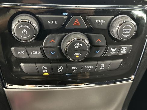 Used 2022 Jeep Grand Cherokee Limited image 25