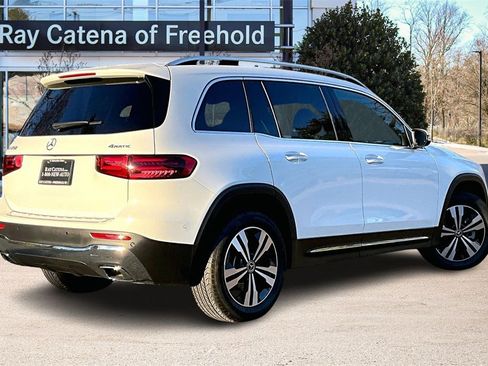 Used 2025 Mercedes-Benz GLB 250 4MATIC image 2