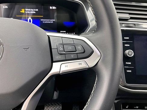 Used 2024 Volkswagen Tiguan SE image 19