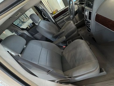 Used 2010 Chrysler Town & Country Touring FWD image 15