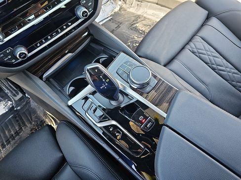 Used 2023 BMW 530e w/ M Sport Package image 25