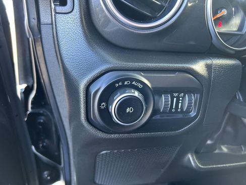 Used 2022 Jeep Wrangler Unlimited Sahara image 17