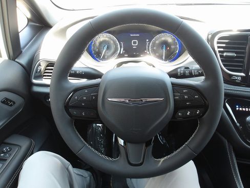 New 2025 Chrysler Pacifica Limited image 13