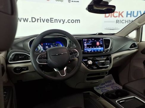 Used 2023 Chrysler Pacifica Touring-L FWD image 10
