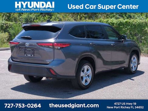 Used 2023 Toyota Highlander LE FWD image 5