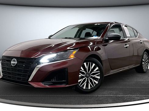 Used 2024 Nissan Altima 2.5 SV FWD image 3
