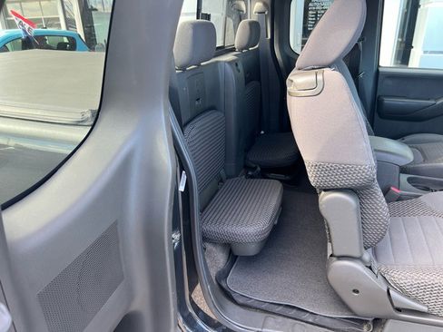 Used 2013 Nissan Frontier SV image 10