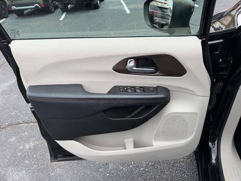 Used 2017 Chrysler Pacifica Touring Plus w/ Tire & Wheel Group FWD image 11