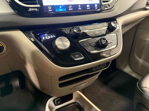 Used 2024 Chrysler Pacifica Touring-L image 85