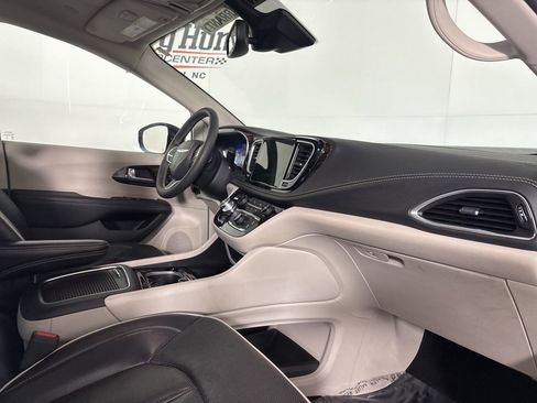 Used 2024 Chrysler Pacifica Limited FWD image 28