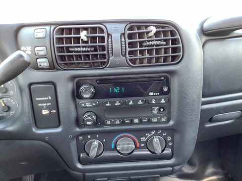 Used 2002 Chevrolet S10 Pickup 4x4 Extended Cab w/ Comfort Convenience Pkg image 31