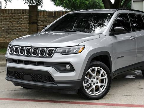 Used 2023 Jeep Compass Latitude AWD/4WD image 12
