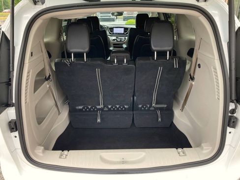 Used 2023 Chrysler Pacifica Touring-L FWD image 15