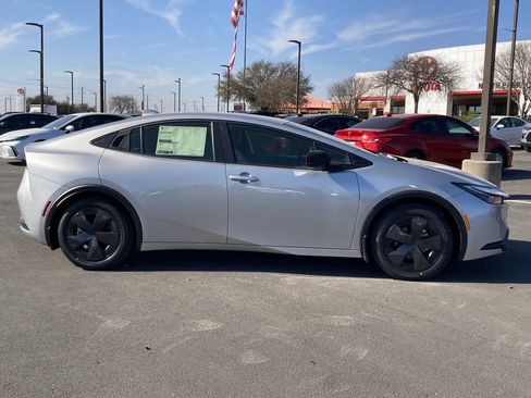 New 2026 Toyota Prius LE FWD image 4