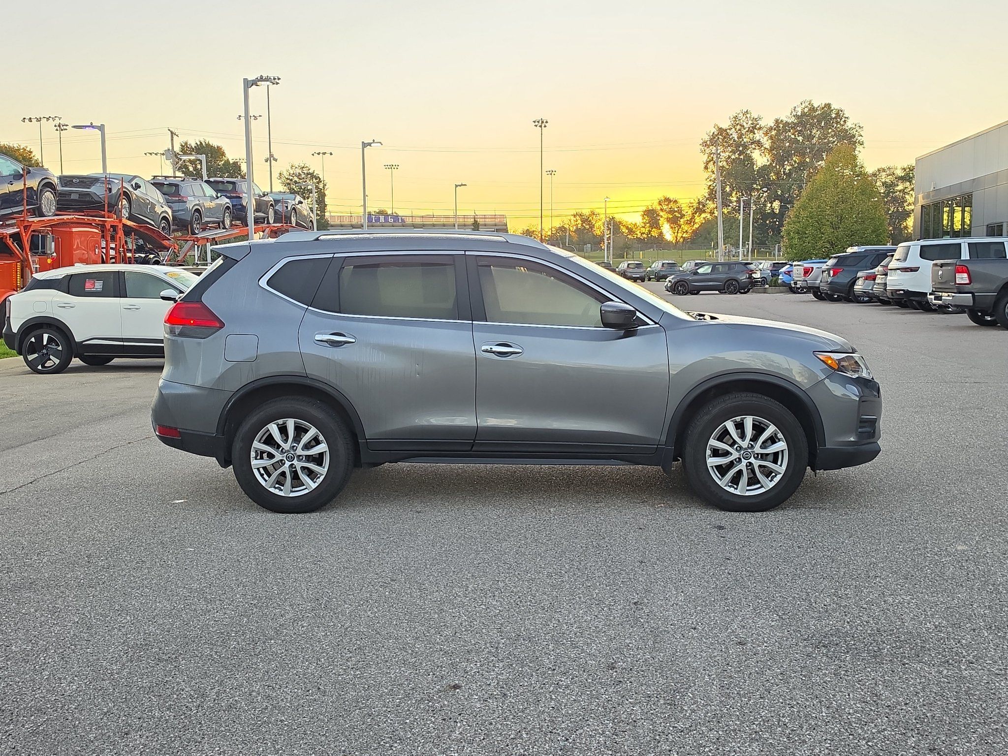 Used 2017 Nissan Rogue SV w/ Sun & Sound Touring Package AWD/4WD image 8