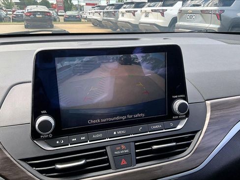 Used 2025 Nissan Altima 2.5 SV FWD image 14