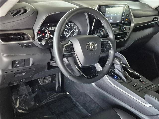 Used 2021 Toyota Highlander XLE AWD/4WD image 10