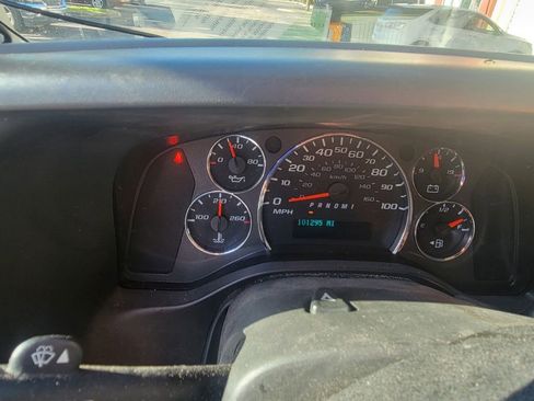 Used 2020 Chevrolet Express 2500 w/ Driver Convenience Package RWD image 4