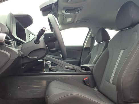 Used 2025 Hyundai Elantra SE image 25