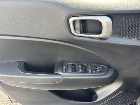 Used 2025 Hyundai Venue SE FWD image 10