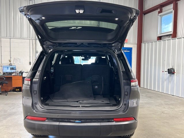 Used 2024 Jeep Grand Cherokee L Altitude AWD/4WD image 8