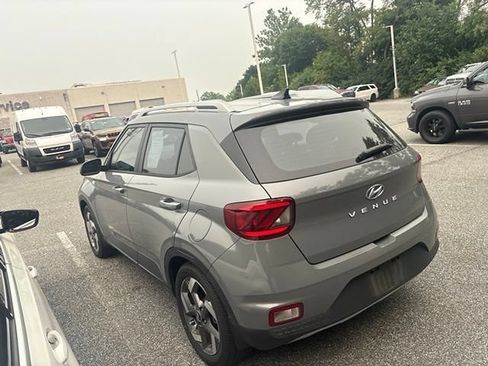 Used 2022 Hyundai Venue SEL FWD image 10