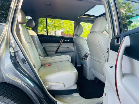 Used 2012 Toyota Highlander Limited w/ Tow Pkg AWD/4WD image 12