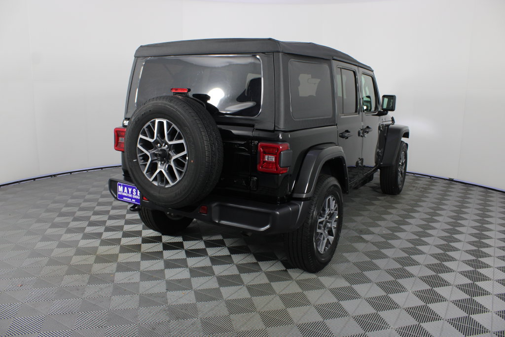 Used 2026 Jeep Wrangler Unlimited Sahara AWD/4WD image 7