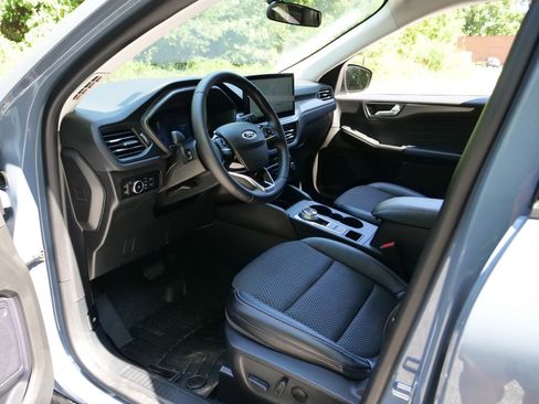 Used 2024 Ford Escape SE image 24