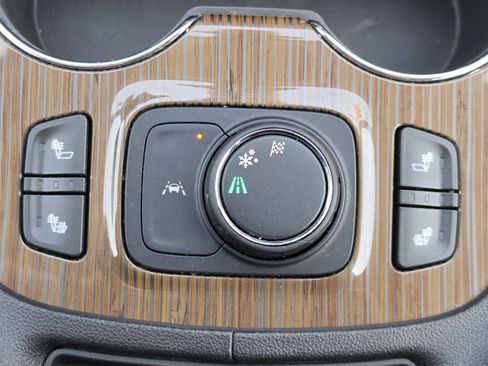 Used 2023 GMC Acadia SLE w/ Driver Convenience Package FWD image 33