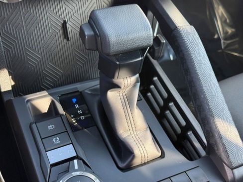 Certified 2024 Toyota Tacoma SR5 AWD/4WD image 22