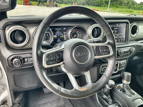 Used 2022 Jeep Gladiator Overland w/ Cold Weather Group AWD/4WD image 22