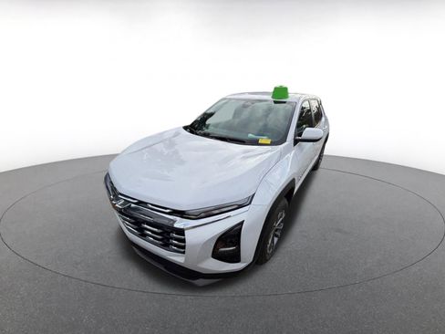 Used 2025 Chevrolet Equinox LT image 3