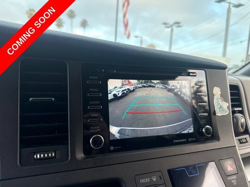 Used 2020 Toyota Sienna LE w/ Carpet Mat Package FWD image 19